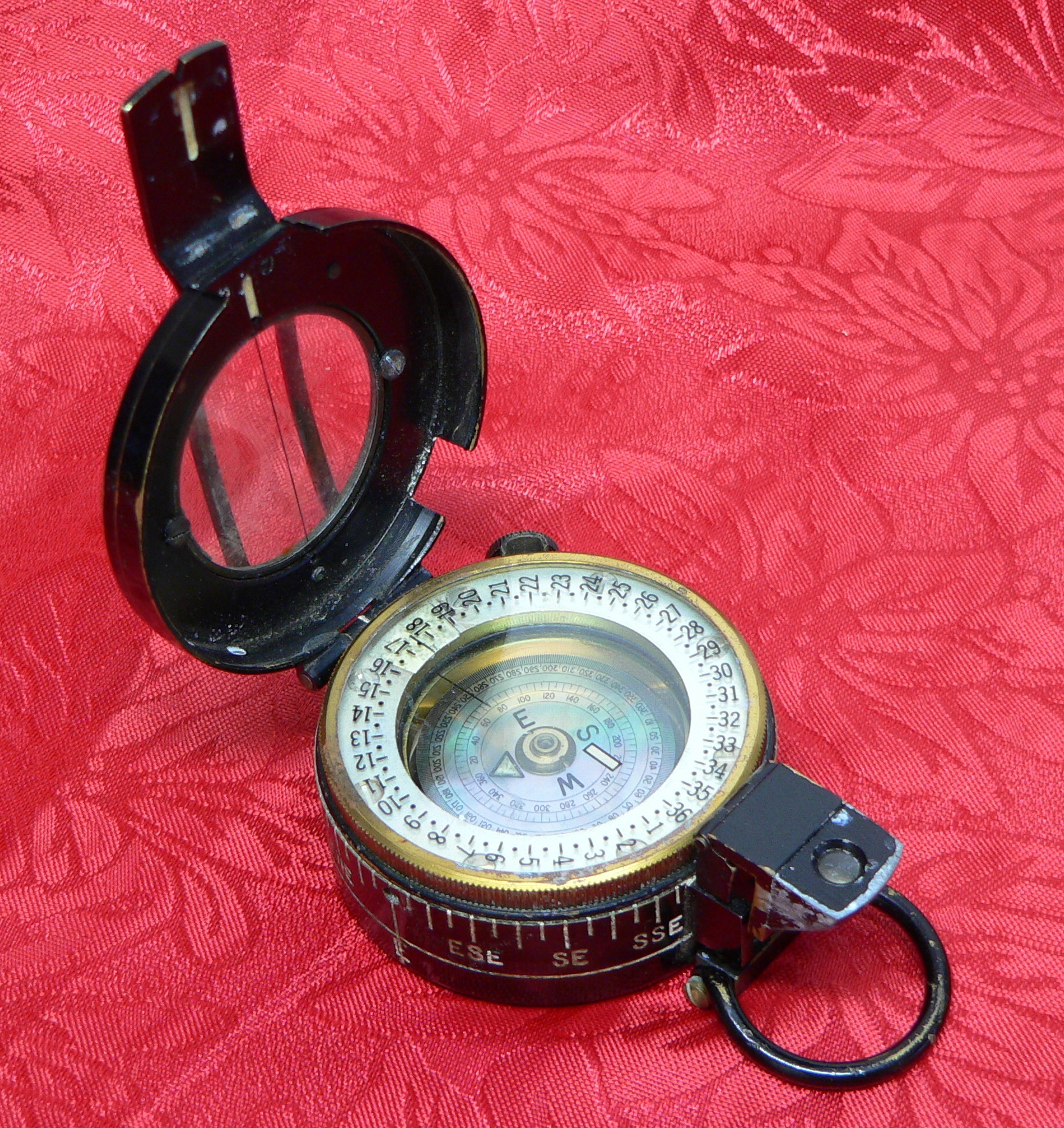 Image of a magnetic compass